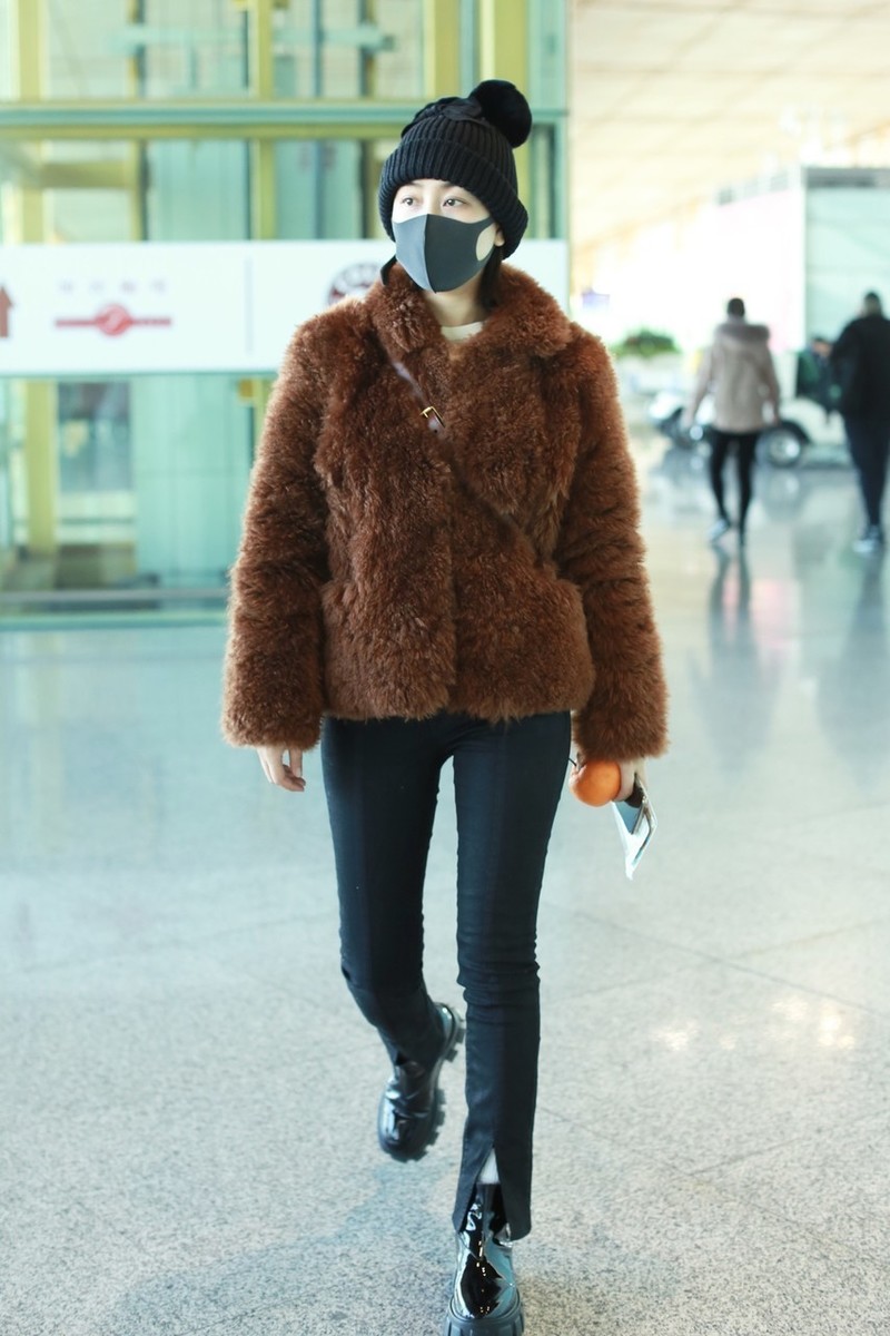 马苏穿皮草走机场，戴毛球毛线帽装嫩，造型简约素颜让人认不出