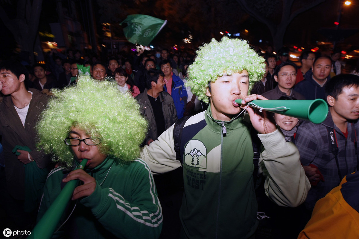 2009年国安夺冠照片(国安迎夺冠十周年，重温2009年老照片，球迷走上街头全城狂欢)