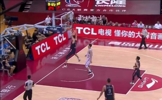 周鹏为什么隔扣nba(对方已经放弃防守，周鹏为何还要主动扣篮？是否对球员不尊重？)