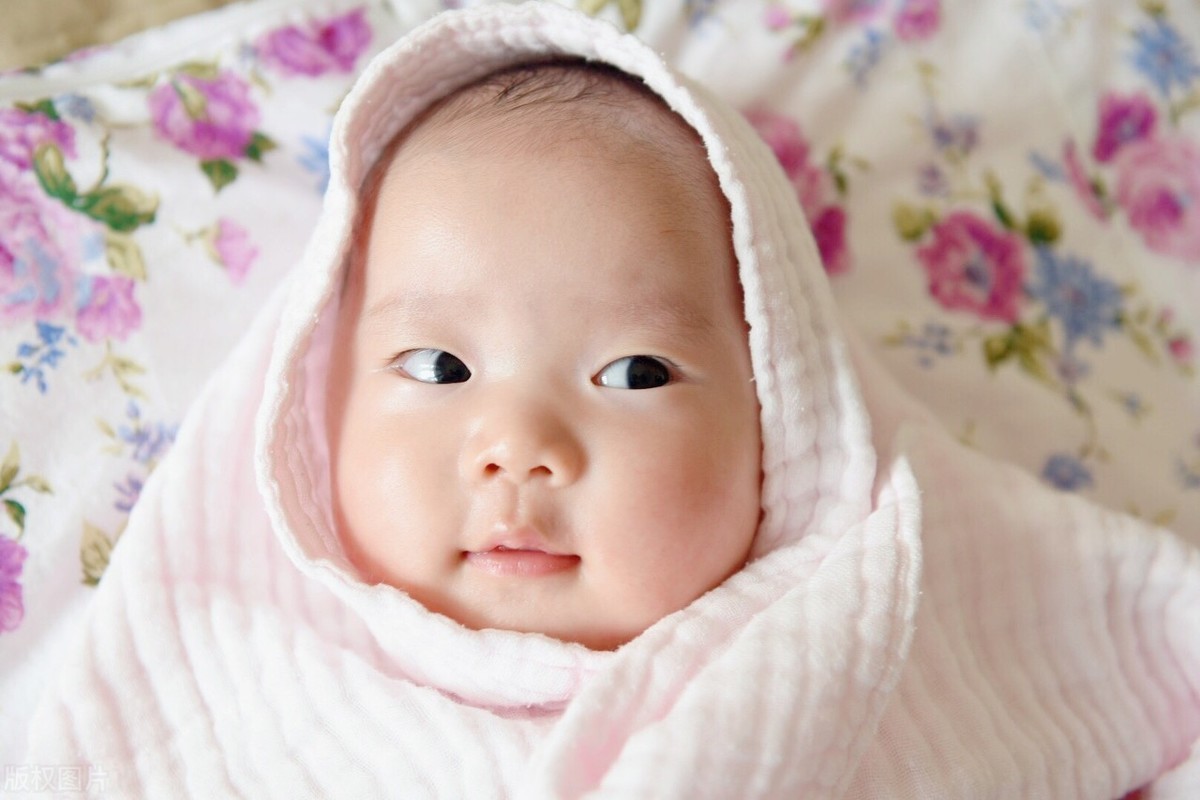 宝宝长痱子的图片,婴儿捂热的痱子图片,婴儿脸上长痱子图片_大山谷图库