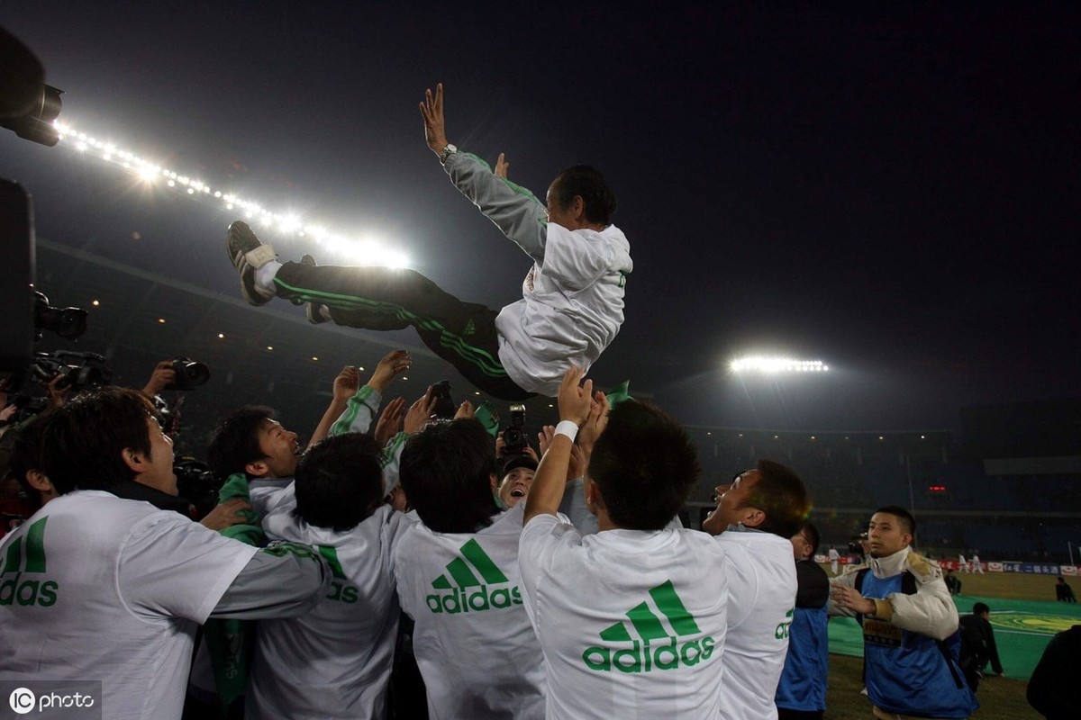 国安迎夺冠十周年，重温2009年老照片，球迷走上街头全城狂欢