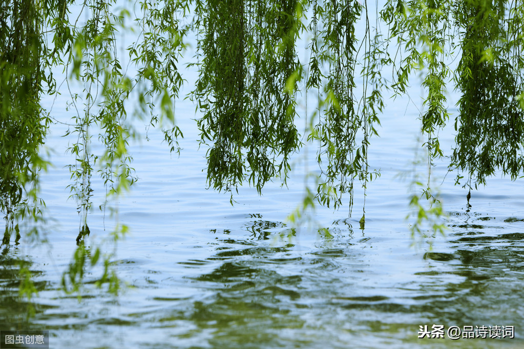 杜甫很有意境的一首诗，只是描写了普通的风景，但美得犹如一幅画