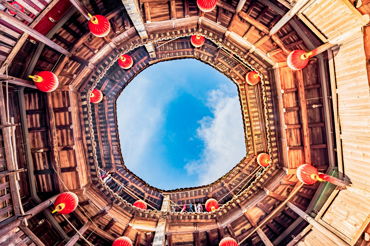 从福建土楼的设计布局看中国的风水文化：方圆互补，阴阳调和