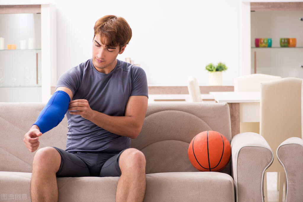 打篮球跳多了膝盖疼怎么办(篮球运动中常见的运动损伤有哪些？损伤后怎么处理？医生告诉你)