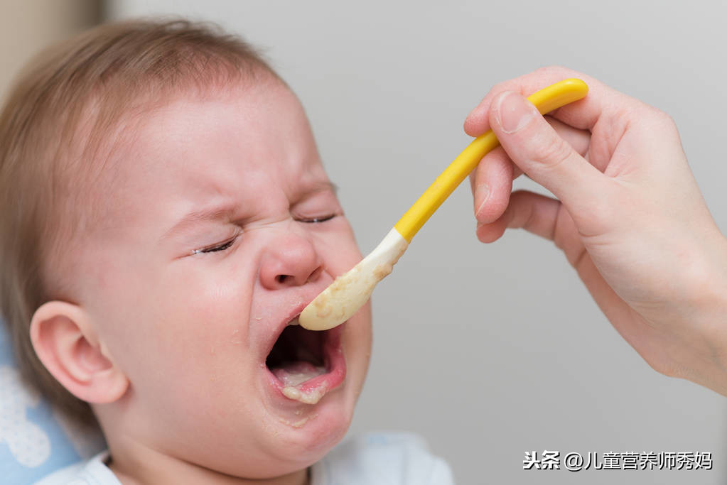 宝宝吃辅食老是干呕怎么办？这些问题你一定要知道！