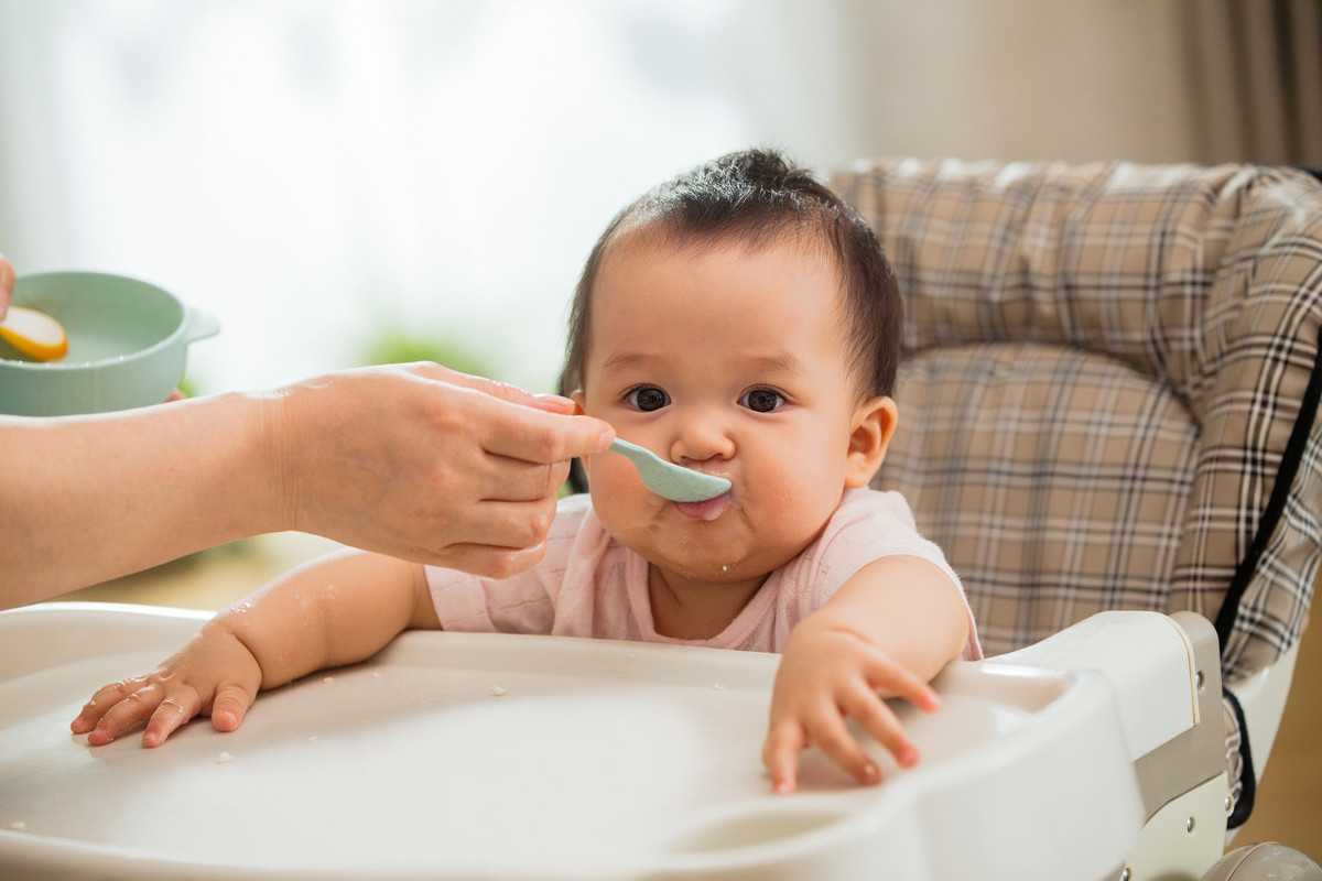 宝宝什么时候开始添辅食？不是4个月也不是6个月，主要看这4点