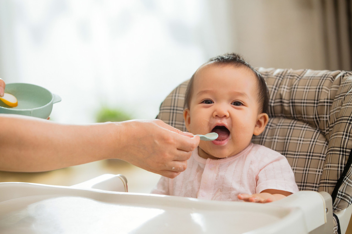 宝宝什么时候开始添辅食？不是4个月也不是6个月，主要看这4点