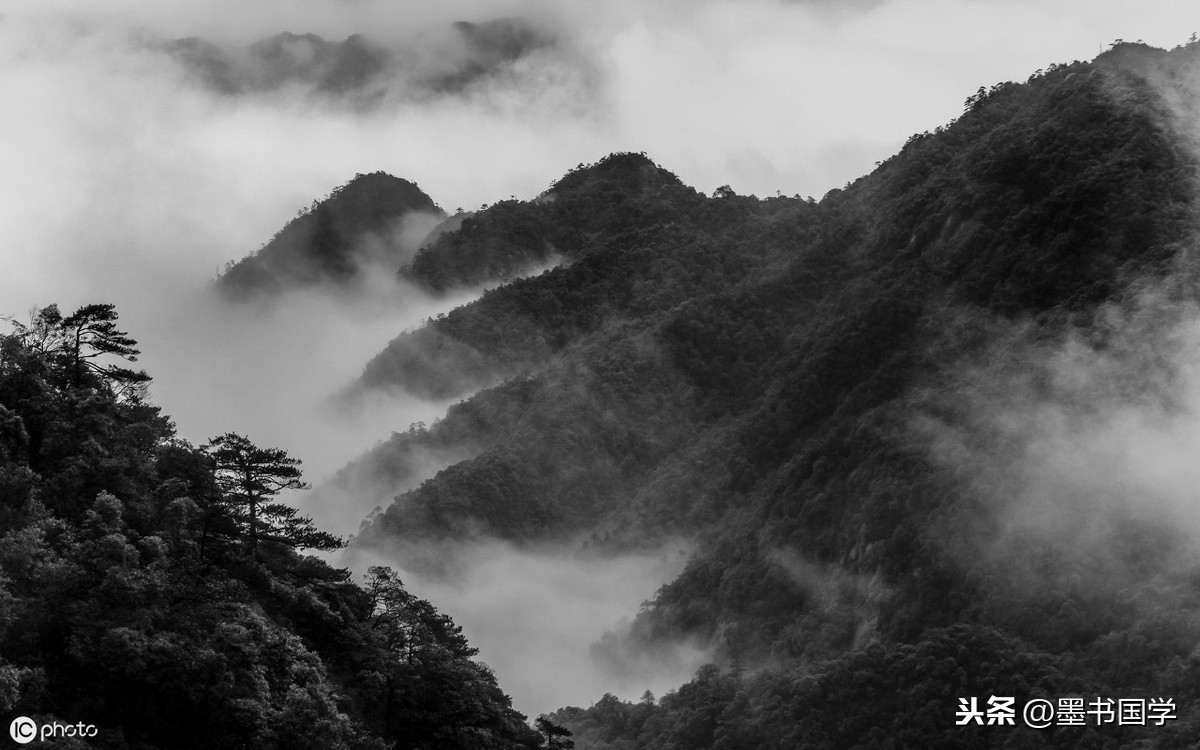 李白的《早发白帝城》，用夸张的手法，描写了淋漓尽致