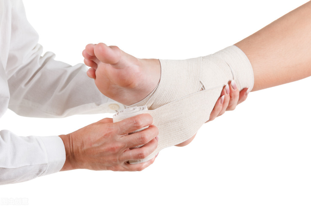 足踝扭伤的3大危害要警惕，2种治疗方法，助你快速康复