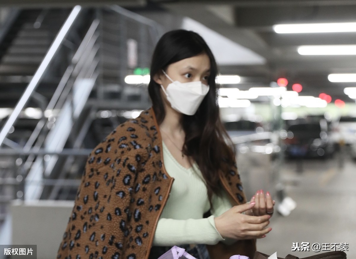 林允素颜现身北京，挎着一款中国品牌包包，价格1738元