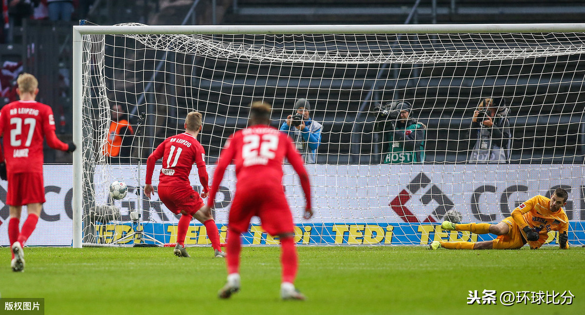 德甲战报，RB莱比锡对阵柏林赫塔2:2战平，哈尔斯滕伯格双黄变红