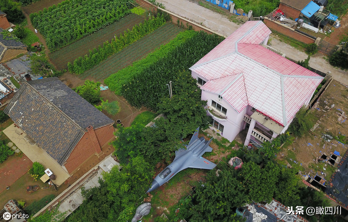 老人退休闲不住，花15万在自家院子建战斗机，等比例打造以假乱真