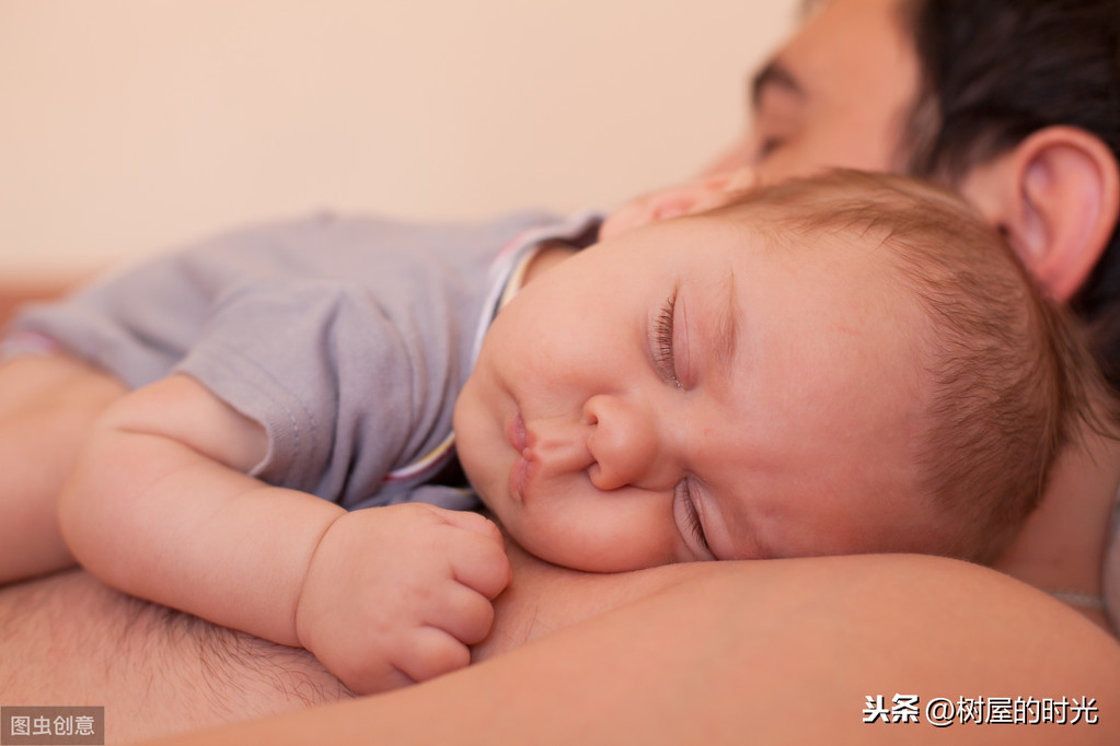 新生儿经常趴在大人身上睡，看起来很温馨，但对宝宝发育影响很大