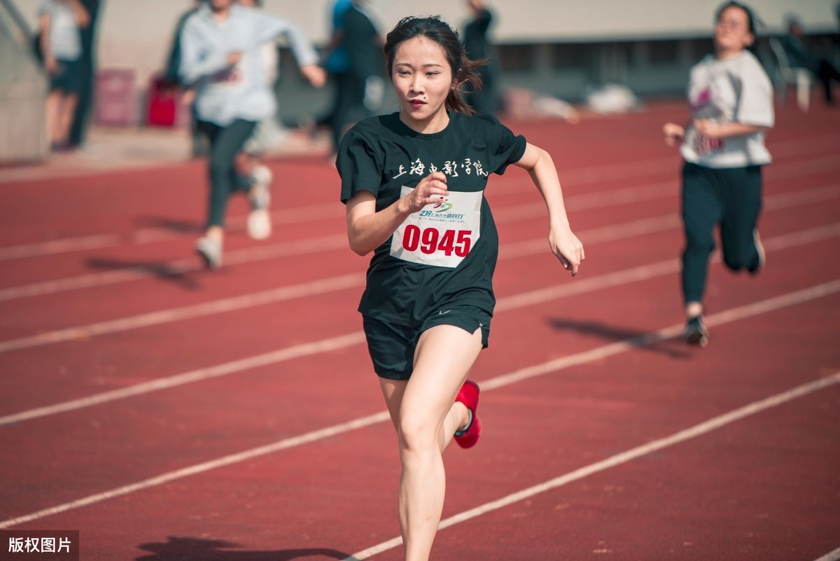 体育运动，能够提高大学生人际交往能力，促进大学生健康成长