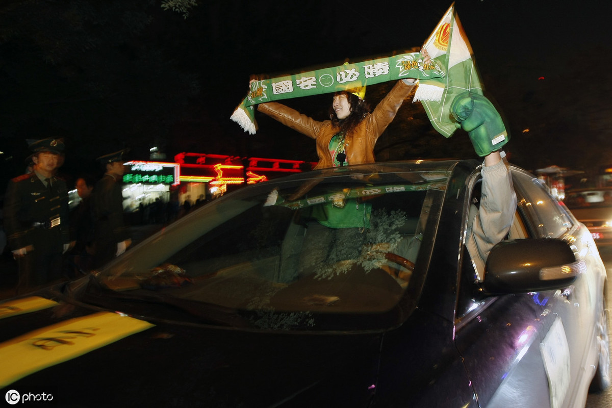 国安迎夺冠十周年，重温2009年老照片，球迷走上街头全城狂欢