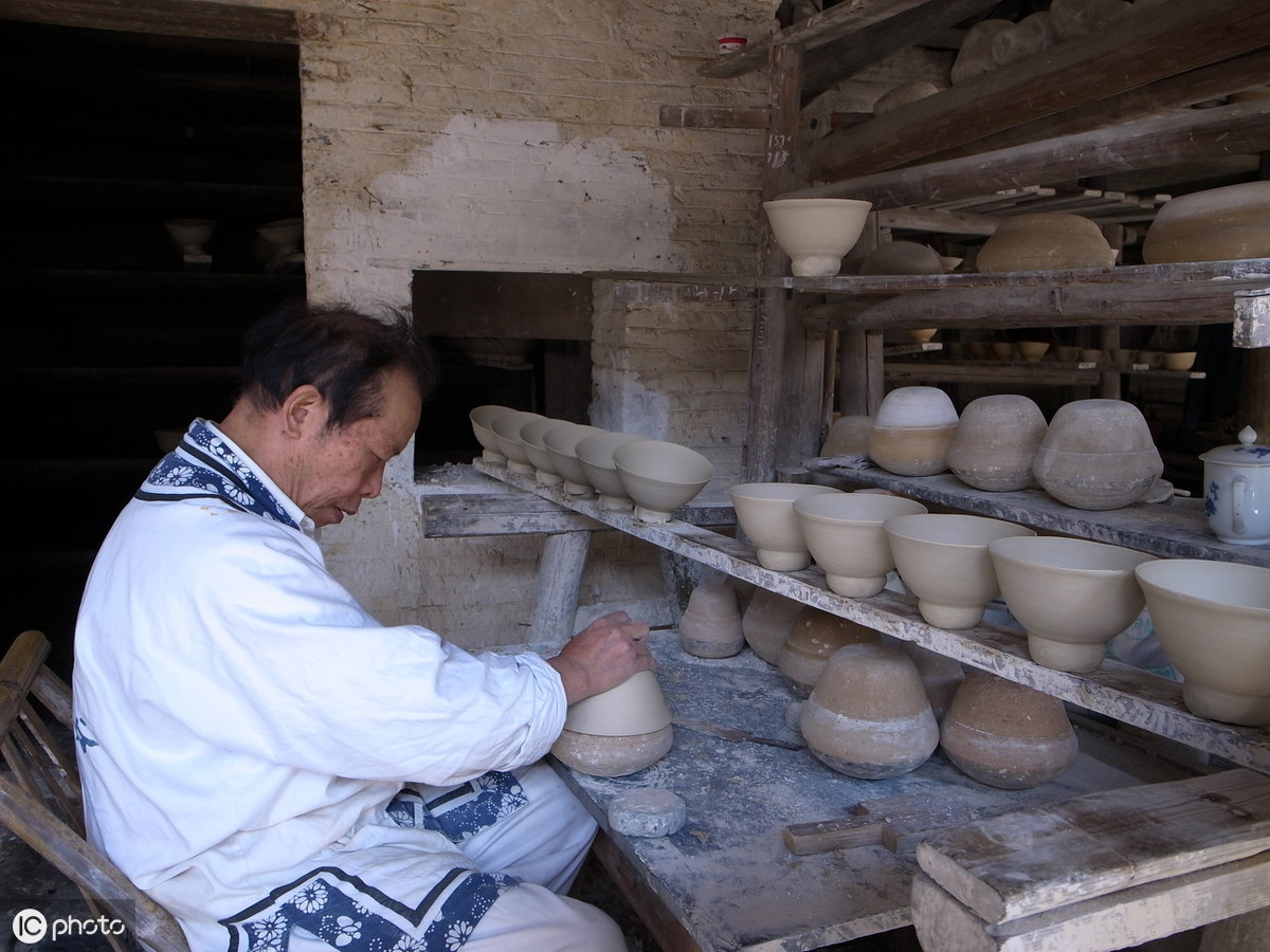 景德镇传统制瓷工艺：是不是圆的就是圆器？为什么圆器不如琢器？