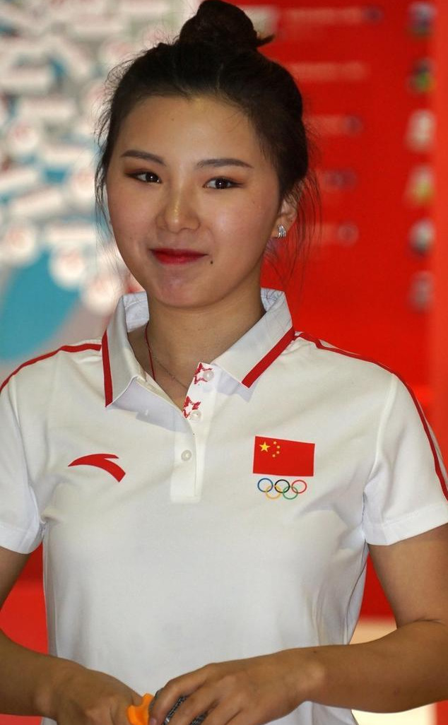 在微里,何可欣时常会发一些自己的美照,显得很清纯.