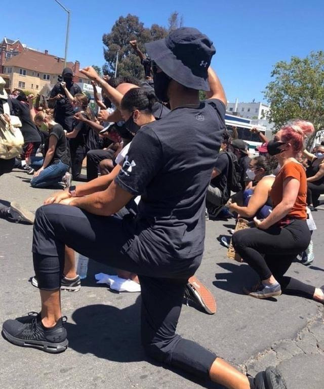 nba单膝跪地为什么（心痛!水花兄弟上街单膝下跪抗议，老詹心碎不已，众多NBA球星愤怒）