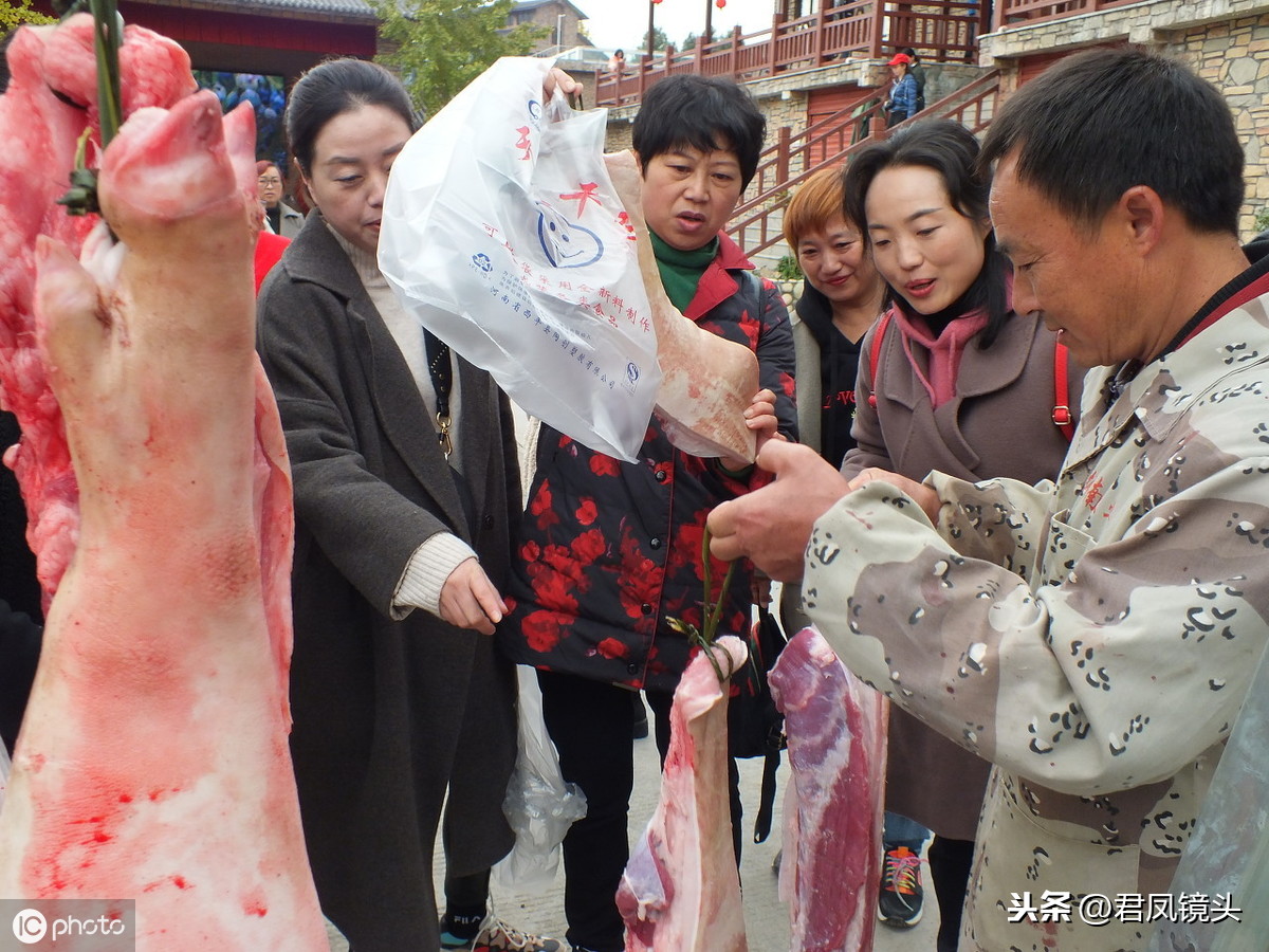 猪肉价格回落 湖北宜昌一景区年猪节猪肉售价最高30元一斤