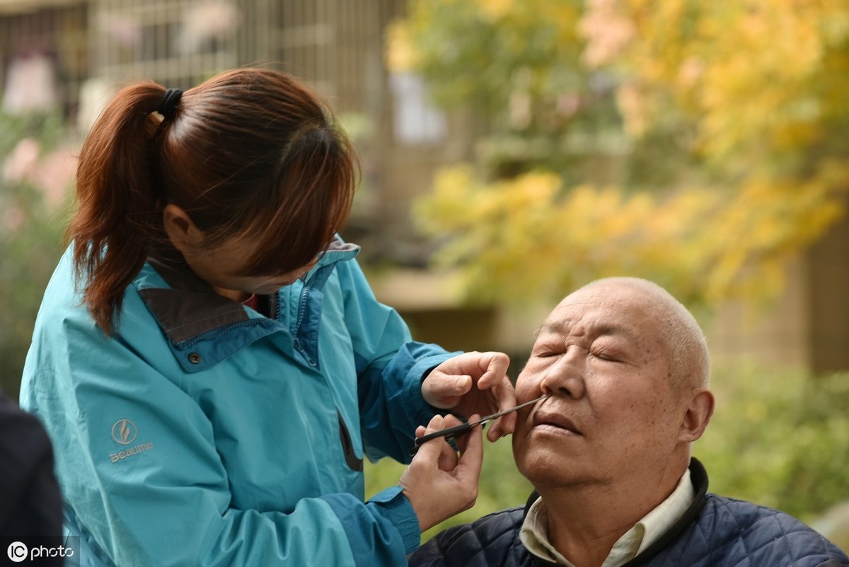 鼻毛变白是什么原因（鼻毛突然变白是什么原因）