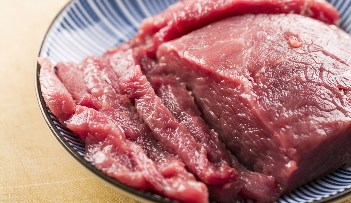 猪价大涨27%，牛羊价突破80元，春节临近，4种肉价格大涨