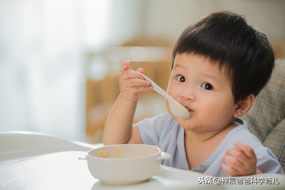 各月龄宝宝吃奶量不同，吃多吃少都不好，4个方法看宝宝是否吃饱