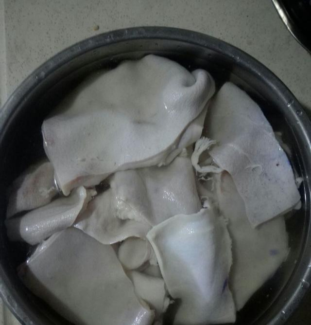 炸猪皮怎么做好吃简单（教你在家也能制作美味的炸猪皮）