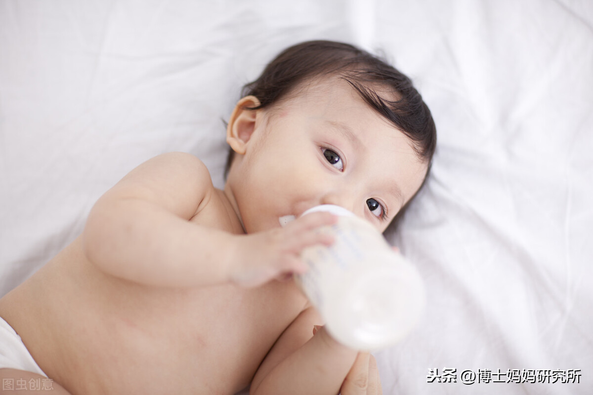 给婴儿喂奶的育婴图片-千叶网