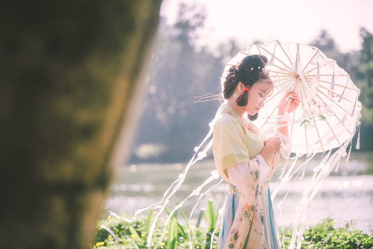 1月，桃花发芽，倦鸟归巢，劝说旧爱，旧情缠绕心扉，真情伴永生