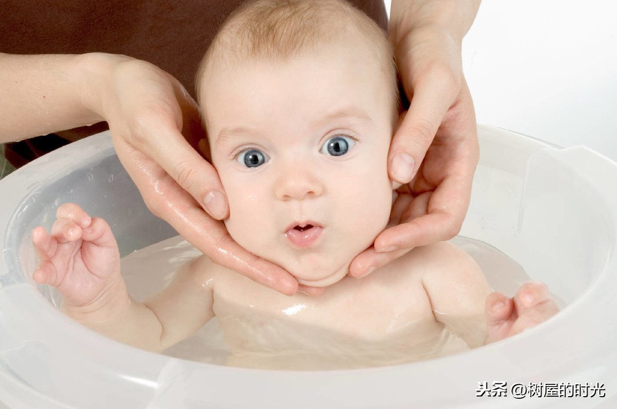 宝宝洗澡有方法，要使用正确的洗澡方法，这样做才对