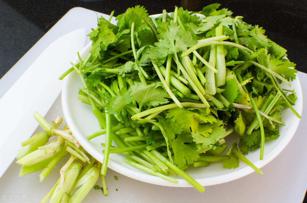 1,怀孕期间是可以吃香菜的,香菜对婴儿没有影响,除非本身对香菜过敏