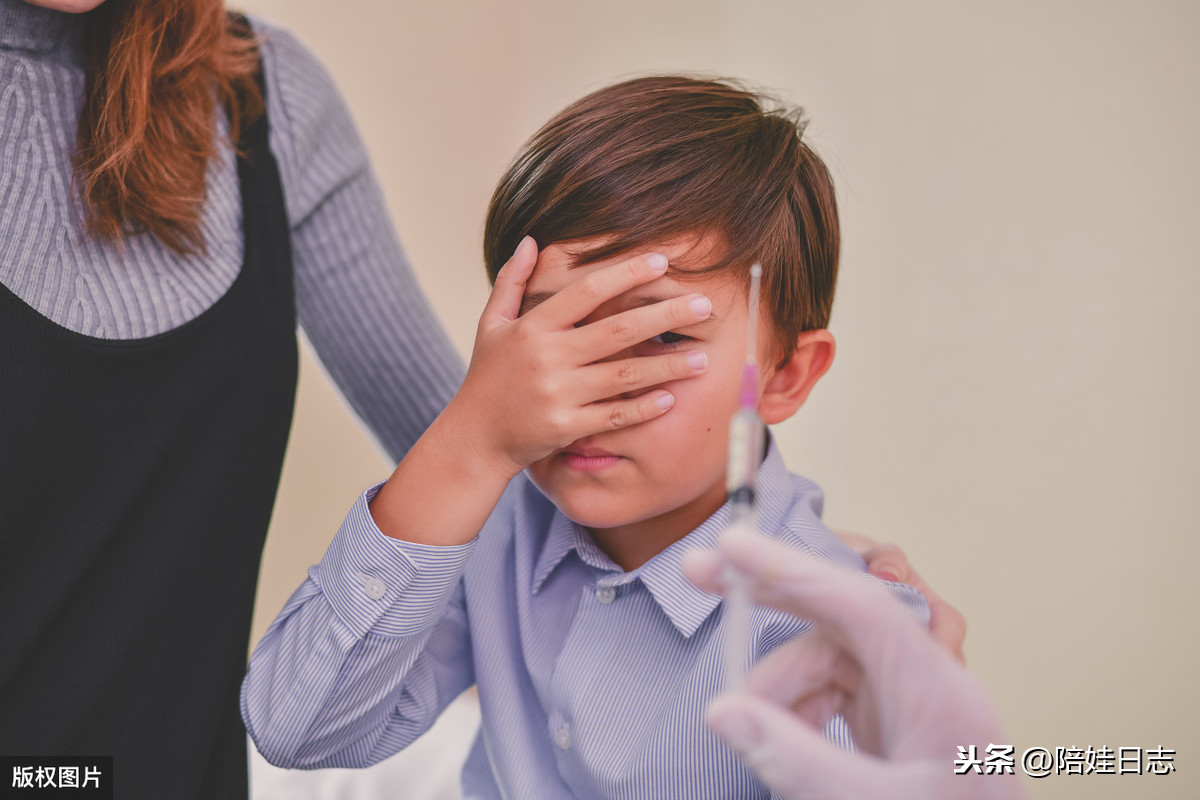 婴儿打完疫苗哭闹(孩子打针爱哭闹) 