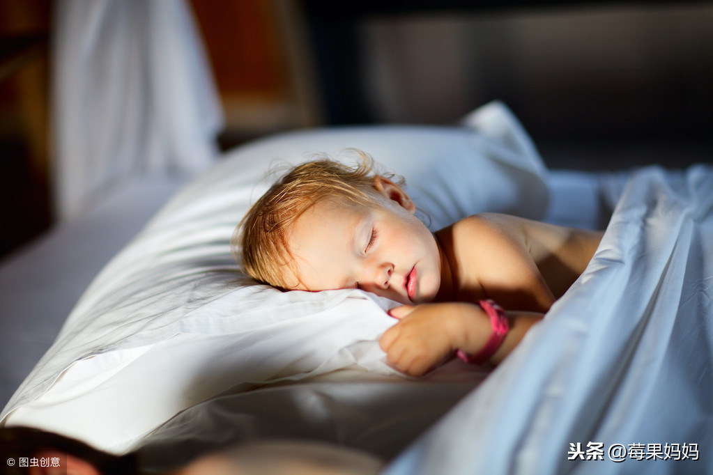 宝宝睡觉不踏实易惊醒，宝妈掌握这些技巧，让宝宝一觉到天明！