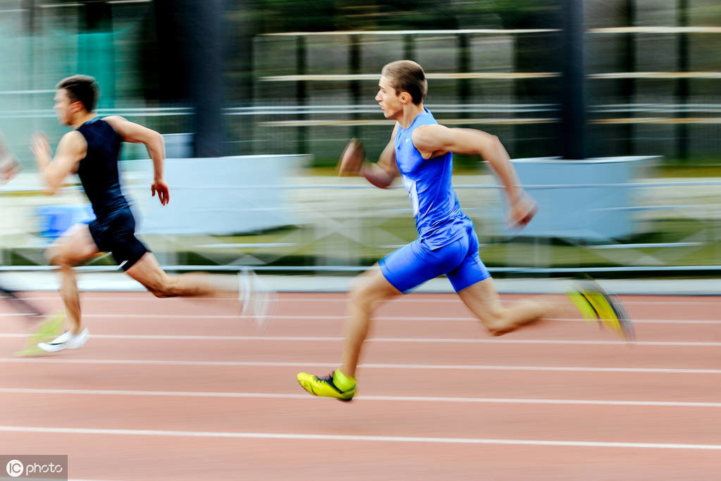 足球比赛为什么要穿钉子鞋（钉鞋的分类及用途，钉鞋跑步有什么技巧要点？）