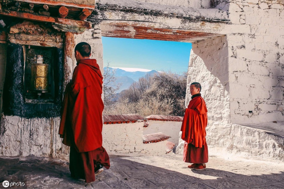 西藏旅游有哪些禁忌？去藏民的家中做客，为何男坐左女坐右？|西藏旅游|藏民|禁忌_新浪新闻
