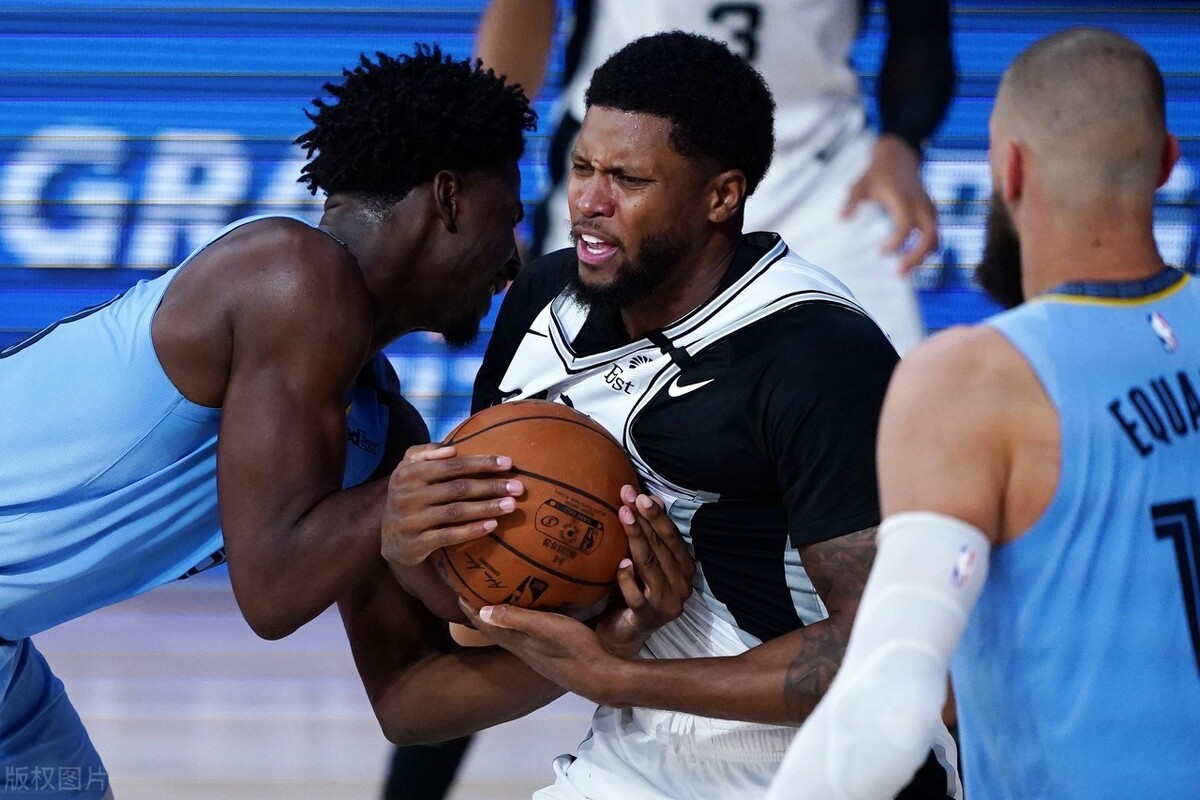 NBA马刺vs灰熊(德罗赞连续两场比赛三分球0投0中！马刺108-106两分险胜灰熊)