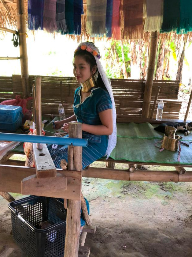 泰国北部的长颈族村落，有一位美丽的少女，她的名字叫做Tai