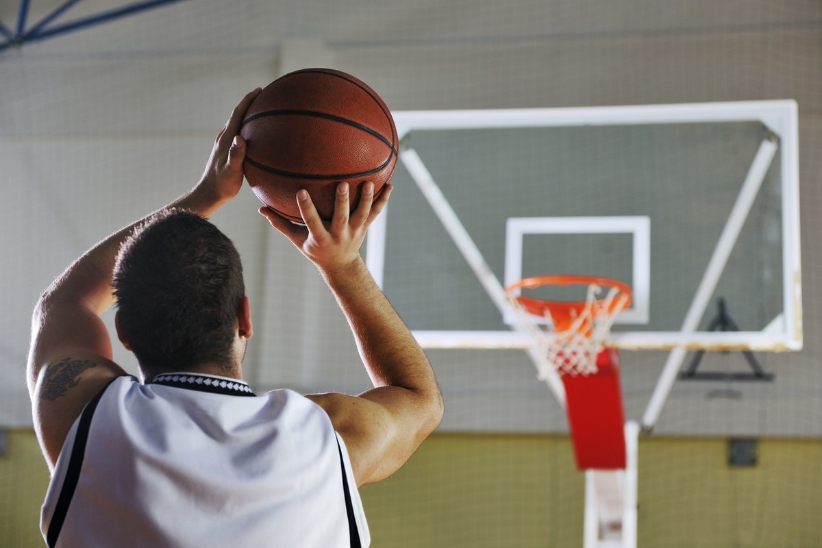 nba球员为什么身体是弧线(投篮弧线为什么要高一些？)