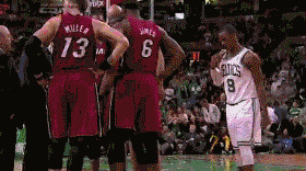 篮球发球可以自己发自己接吗(NBA赛场十大搞笑瞬间：詹姆斯左手盖自己右手，麦基给对手发球)