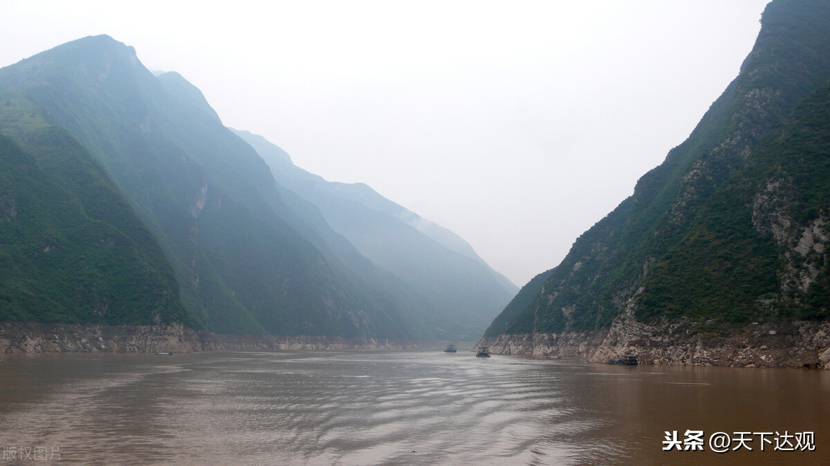 長江三峽|全長193千米,沿途兩岸奇峰陡立,峭壁對峙