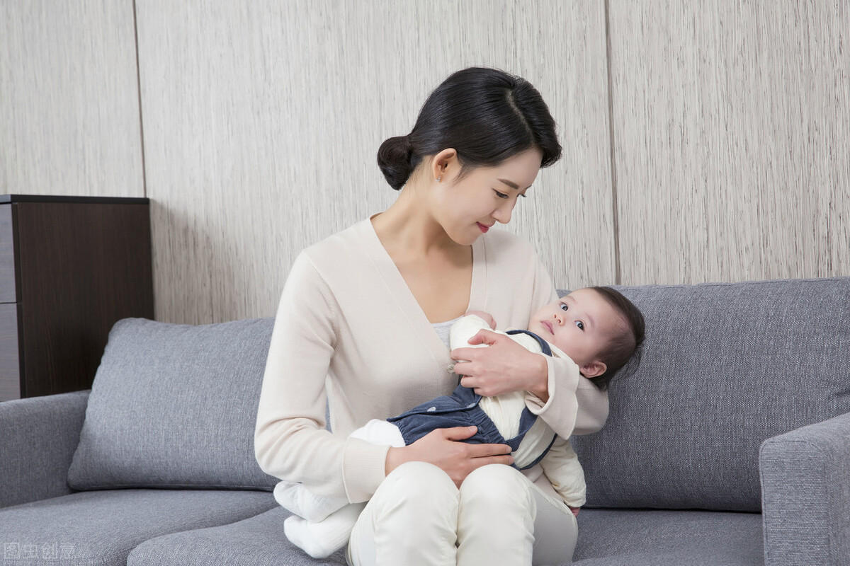 婴儿打嗝怎么办（新生儿总是打嗝怎么办）