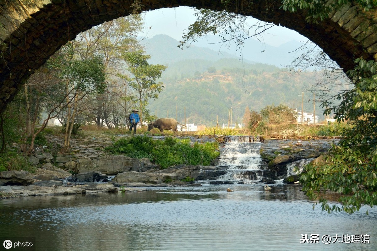 吳楚之交的婺源因為自然地理環境因素——東,南為武夷山,南嶺山脈阻隔