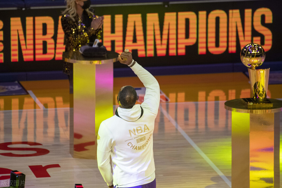 为什么nba球员打球要戴指套(致敬科比！总冠军戒指领取现场，詹姆斯戴24号指套手舞足蹈)