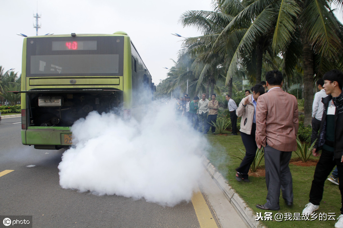 今天见到一辆柴油车在添加尿素，难道汽车也要“施肥”？