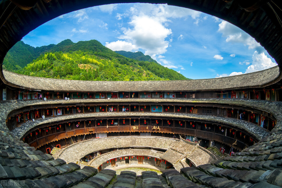 从福建土楼的设计布局看中国的风水文化：方圆互补，阴阳调和