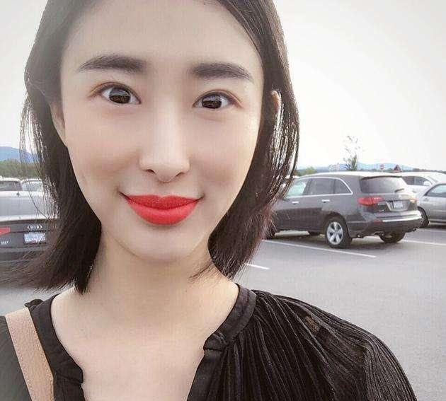 32岁车模兽兽争议视频走红，两男篮球员为她着迷，现成富商人妻