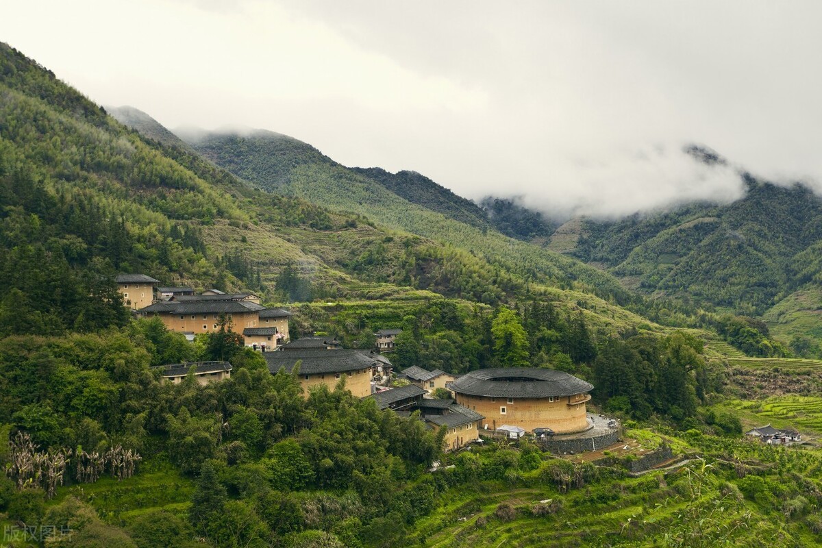 从福建土楼的设计布局看中国的风水文化：方圆互补，阴阳调和