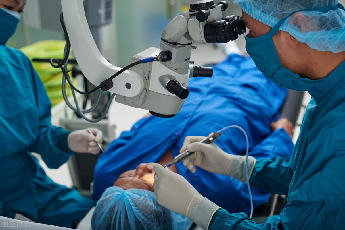 矫正近视眼,其实近视眼的矫正主要还包括非手术方案和手术方案两种