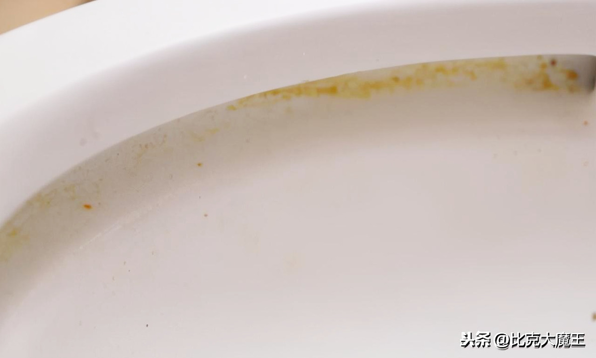白醋加牙膏混合一起，做成清潔劑，清潔污垢一點(diǎn)都不費(fèi)勁，太棒了
