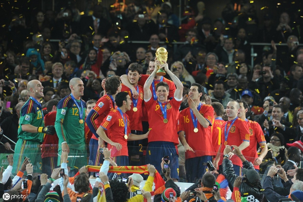 2010世界杯西班牙阵容图片(14人未退役！10年前西班牙世界杯夺冠阵容，剩8人效力顶级豪门)